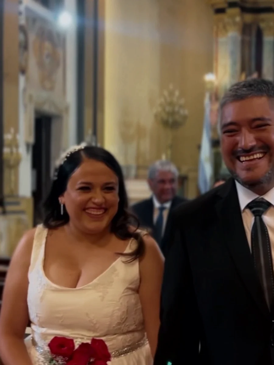 Los novios sonriendo durante la ceremonia en la iglesia