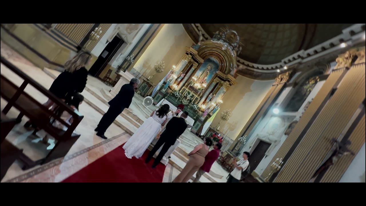 Ceremonia religiosa de José y Amira frente al altar de la iglesia