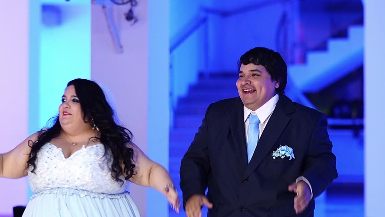 Carla y Gus bailando en la pista durante su fiesta de casamiento